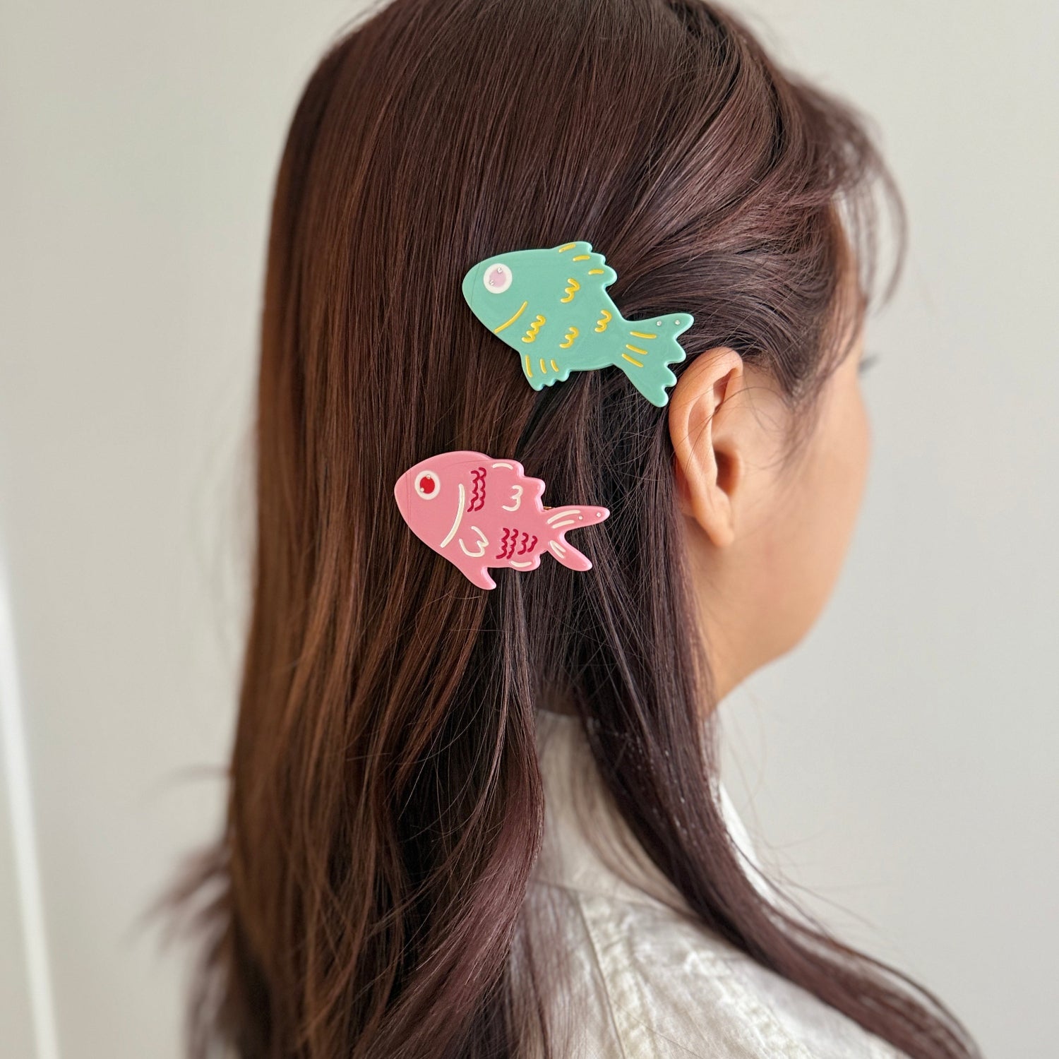 Decorate your hair his summer with our fish alligator hair clips for a tropical but cute hairstyle.